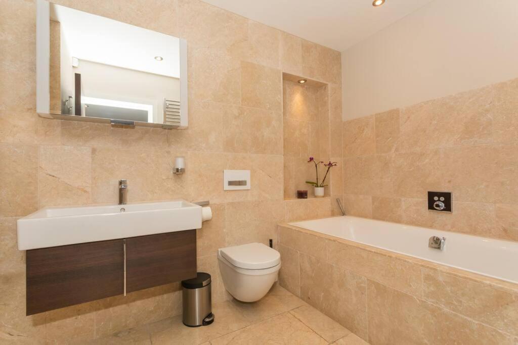 Stylish Penthouse Apartment With Hot Tub Bath Extérieur photo