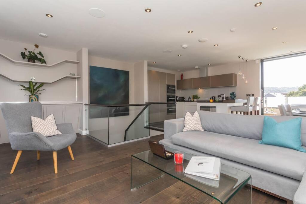 Stylish Penthouse Apartment With Hot Tub Bath Extérieur photo